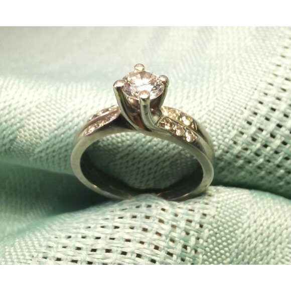 18 kt White Gold Solitaire Diamond Ring with Diamond Accents Size 5.5 - Picture 4 of 13